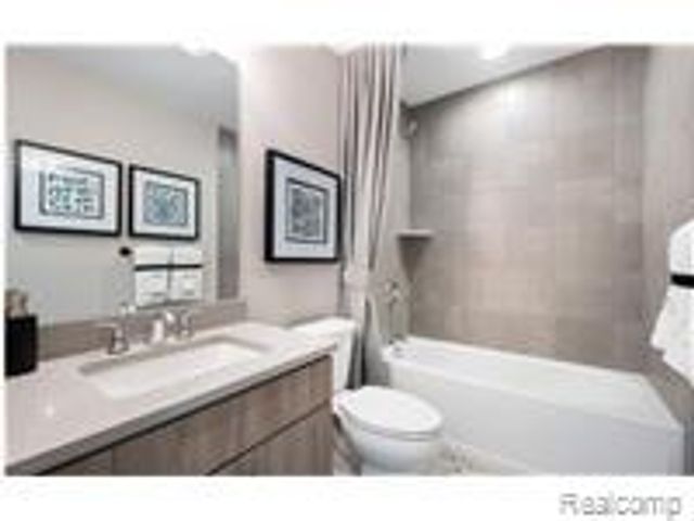 7640 Larchwood Drive, West Bloomfield Charter Township, MI 48322