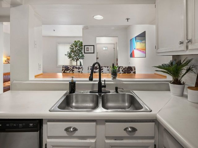 337 College St Apt 6, Burlington, VT 05401