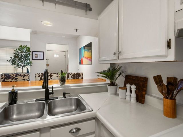 337 College St Apt 6, Burlington, VT 05401