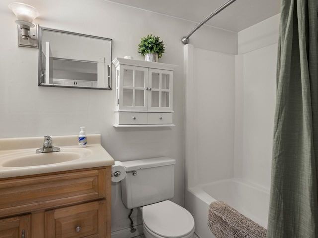 337 College St Apt 6, Burlington, VT 05401