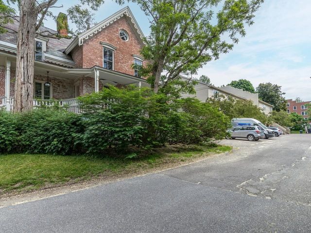 337 College St Apt 6, Burlington, VT 05401