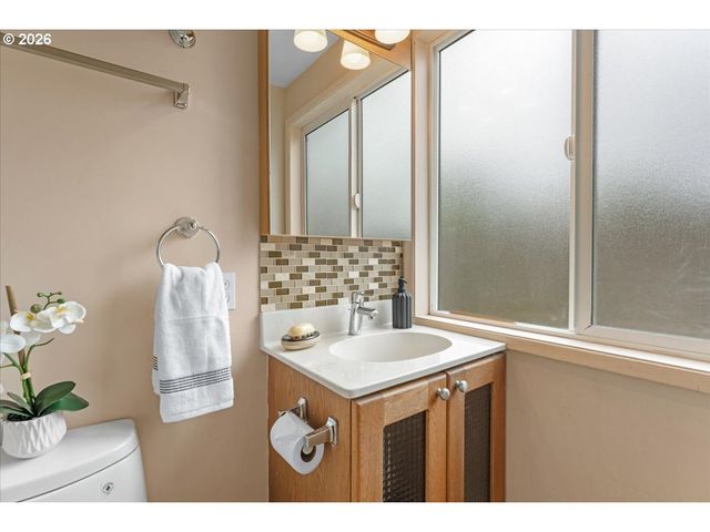 4880 Sw WEMBLEY Pl, Beaverton, OR 97005