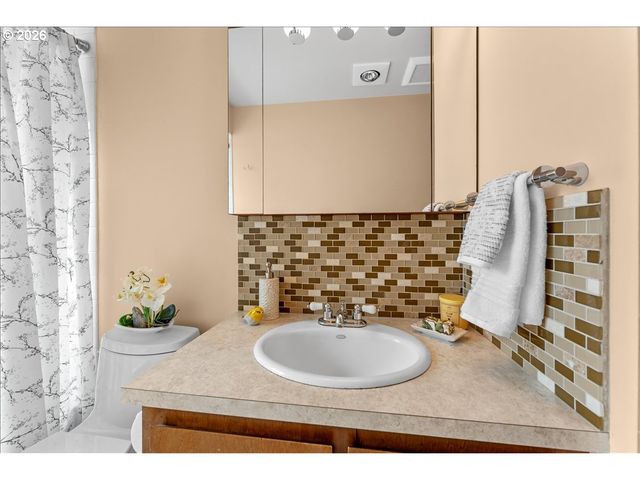 4880 Sw WEMBLEY Pl, Beaverton, OR 97005