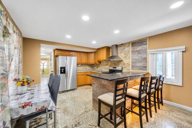 600 Broadway D14, Amityville, NY 11701