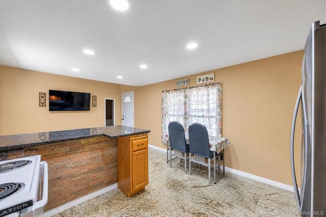 600 Broadway D14, Amityville, NY 11701