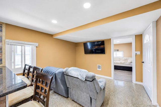 600 Broadway D14, Amityville, NY 11701