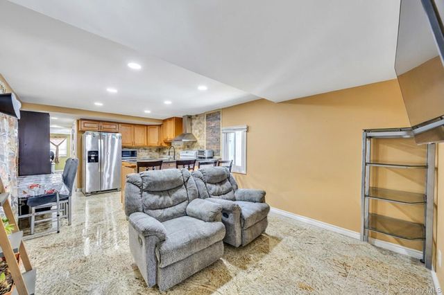 600 Broadway D14, Amityville, NY 11701