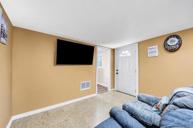 600 Broadway D14, Amityville, NY 11701