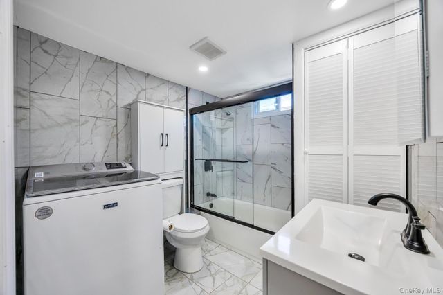 600 Broadway D14, Amityville, NY 11701