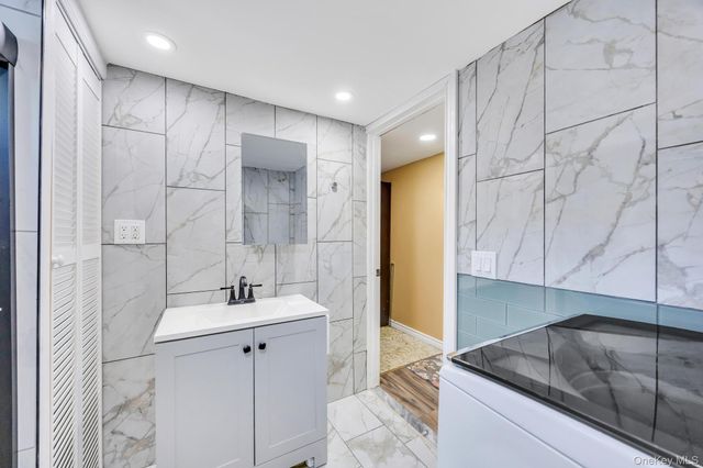 600 Broadway D14, Amityville, NY 11701