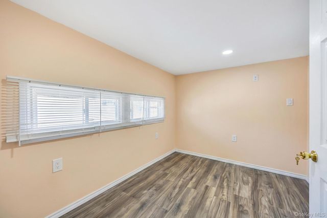 600 Broadway D14, Amityville, NY 11701