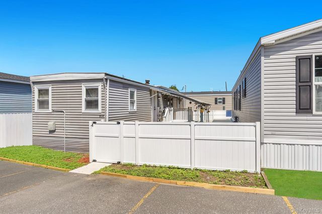 600 Broadway D14, Amityville, NY 11701