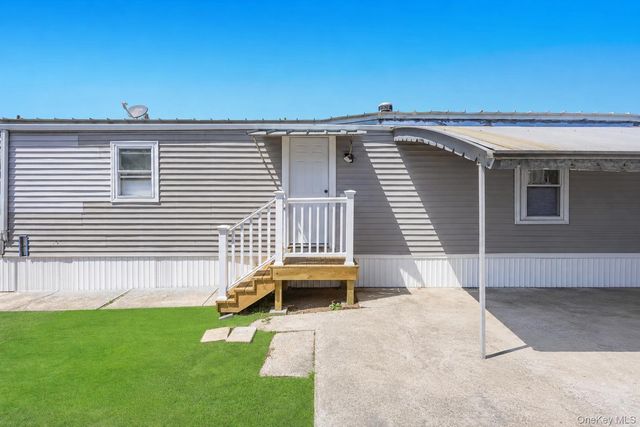 600 Broadway D14, Amityville, NY 11701