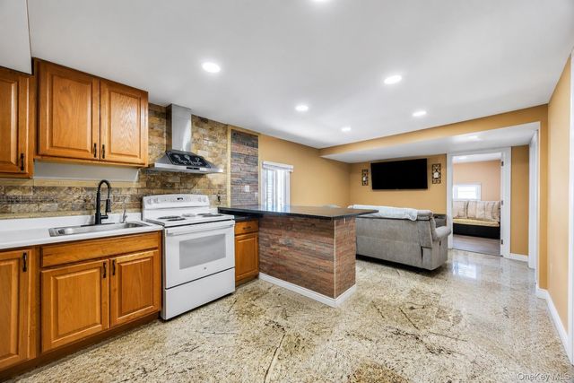 600 Broadway D14, Amityville, NY 11701
