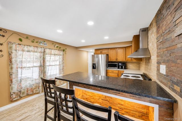 600 Broadway D14, Amityville, NY 11701
