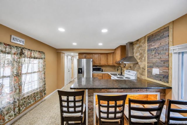 600 Broadway D14, Amityville, NY 11701