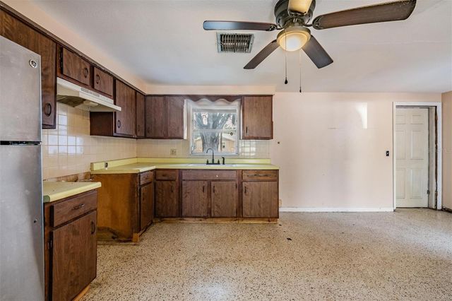 39252 HEIGHTS AVENUE, Zephyrhills, FL 33542