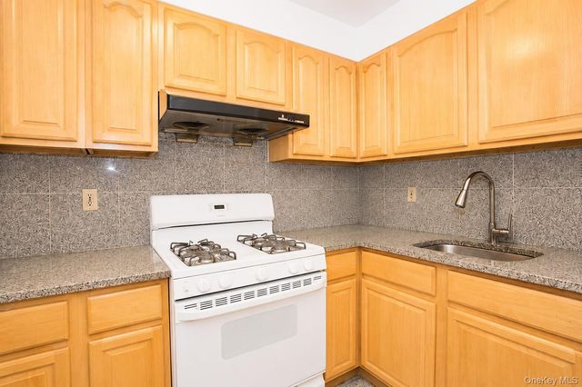 13708 S 31st Road 5D, Flushing, NY 11354