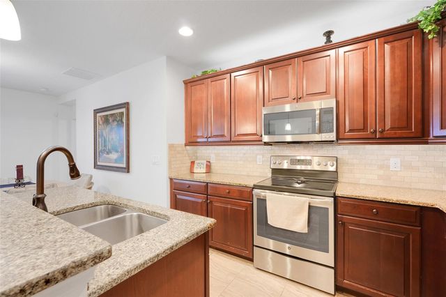 489 KESTREL DRIVE, Groveland, FL 34736