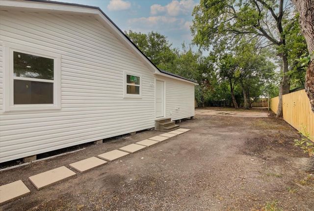 2805 2nd Avenue N, Texas City, TX 77590