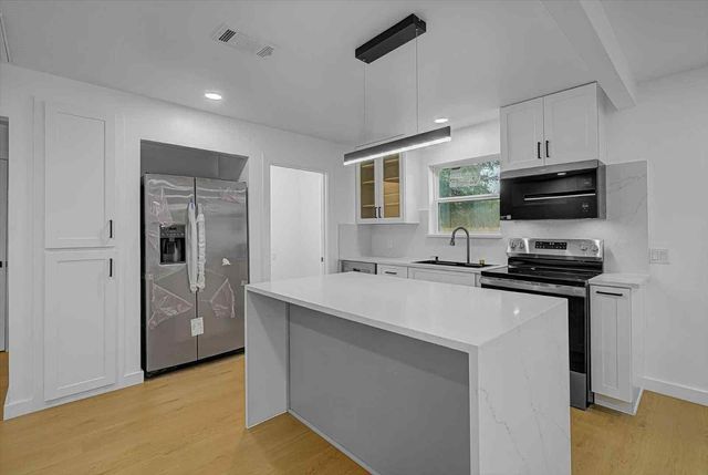 2805 2nd Avenue N, Texas City, TX 77590