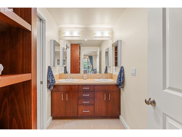 4280 S CORBETT Ave 201, Portland, OR 97239
