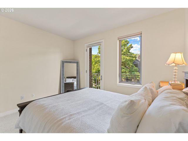 4280 S CORBETT Ave 201, Portland, OR 97239