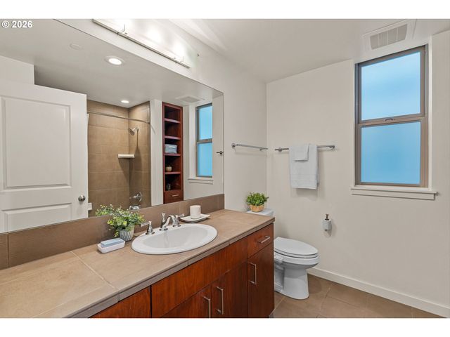 4280 S CORBETT Ave 201, Portland, OR 97239