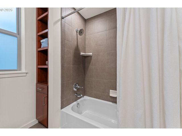 4280 S CORBETT Ave 201, Portland, OR 97239