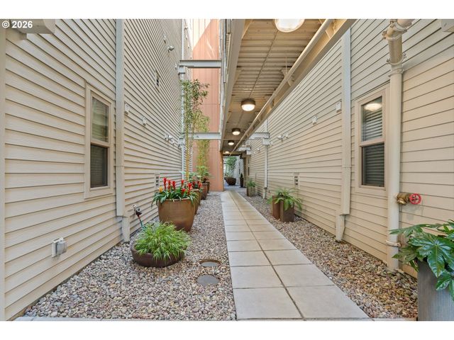 4280 S CORBETT Ave 201, Portland, OR 97239