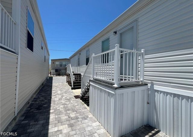 19 Helen LN, Fort Myers Beach, FL 33931