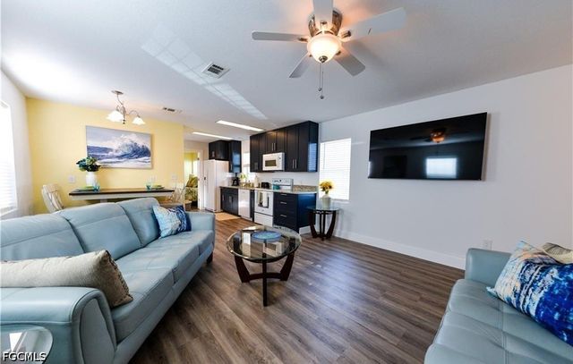 19 Helen LN, Fort Myers Beach, FL 33931