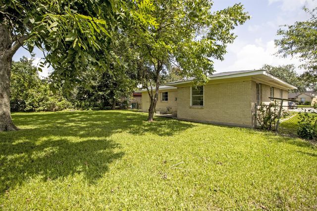 7 Talisman Court, Houston, TX 77076