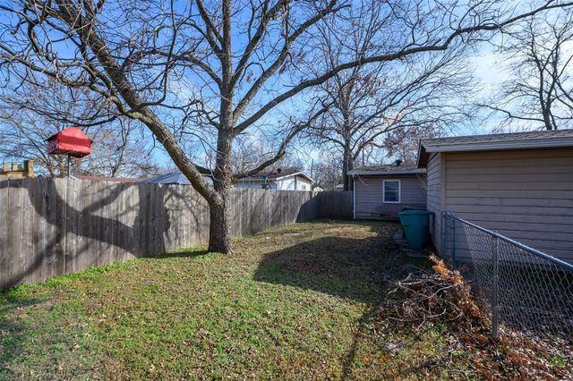 221 W Burton Street, Sherman, TX 75092