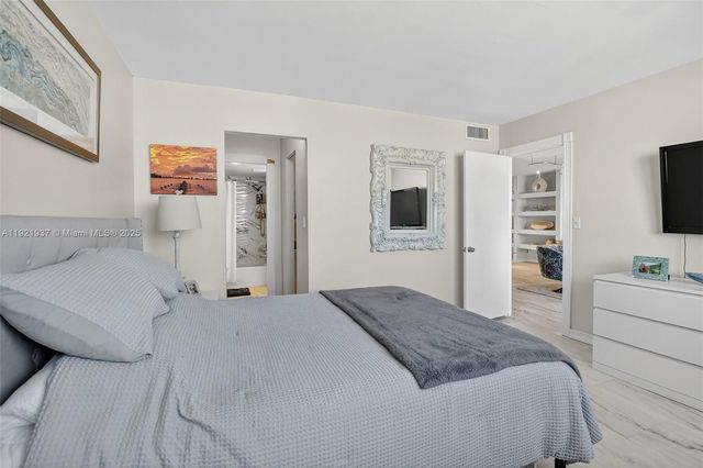 3703 NE 166th St 904, North Miami Beach, FL 33160