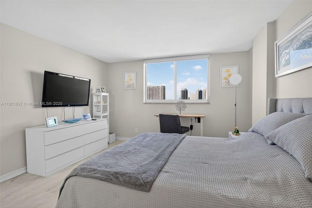 3703 NE 166th St 904, North Miami Beach, FL 33160