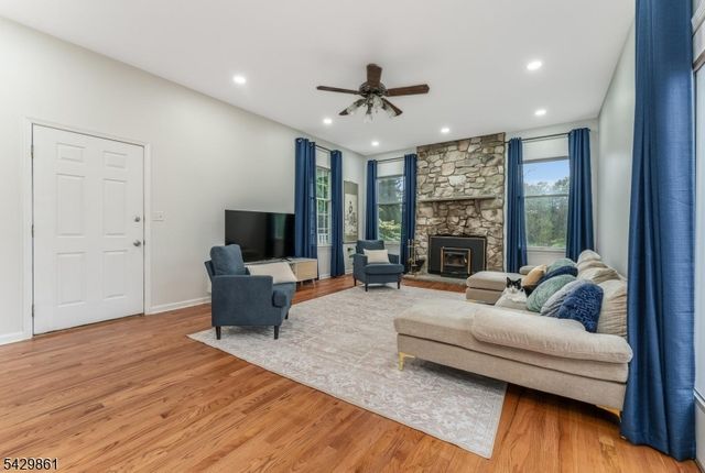 37 Woodland Heights Circl, Lebanon Twp., NJ 08826