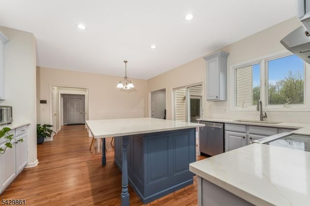 37 Woodland Heights Circl, Lebanon Twp., NJ 08826