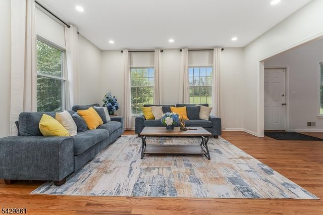 37 Woodland Heights Circl, Lebanon Twp., NJ 08826