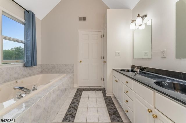 37 Woodland Heights Circl, Lebanon Twp., NJ 08826