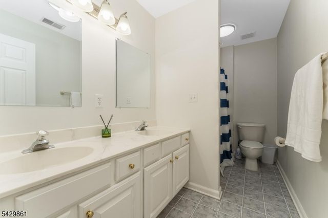37 Woodland Heights Circl, Lebanon Twp., NJ 08826