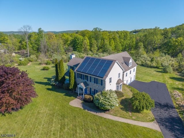 37 Woodland Heights Circl, Lebanon Twp., NJ 08826