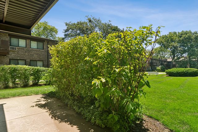 2642 N Windsor Drive 103, Arlington Heights, IL 60004