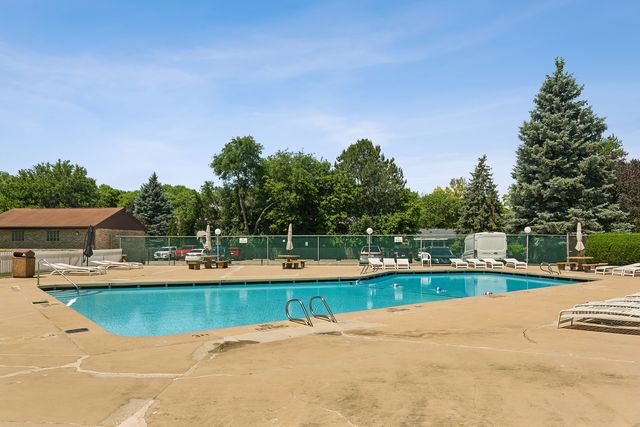 2642 N Windsor Drive 103, Arlington Heights, IL 60004