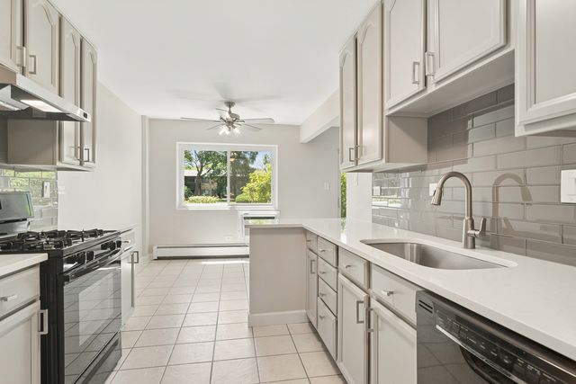 2642 N Windsor Drive 103, Arlington Heights, IL 60004