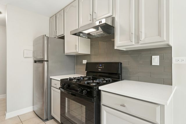 2642 N Windsor Drive 103, Arlington Heights, IL 60004