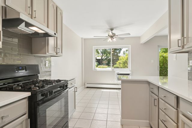 2642 N Windsor Drive 103, Arlington Heights, IL 60004