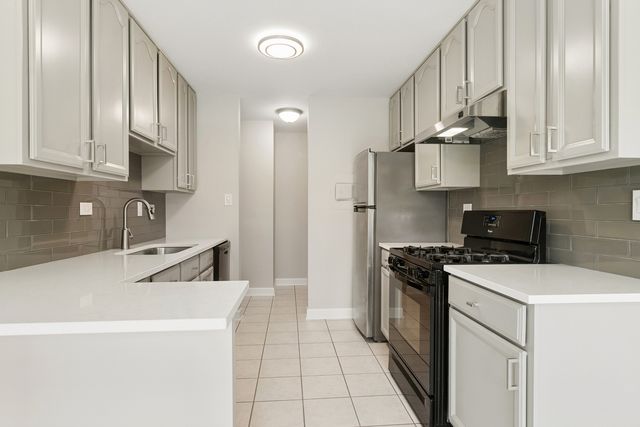 2642 N Windsor Drive 103, Arlington Heights, IL 60004