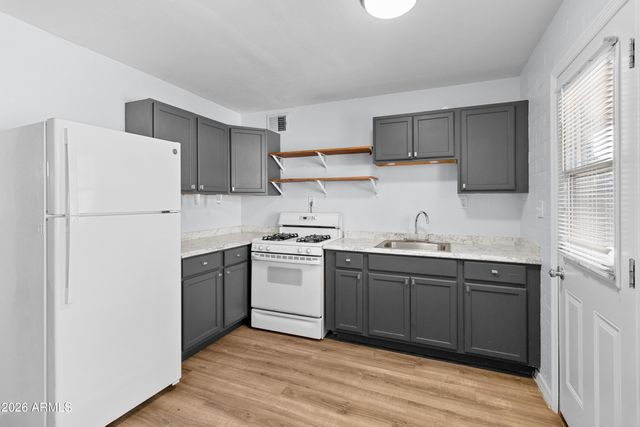 1638 W DESERT COVE Avenue W b, Phoenix, AZ 85029