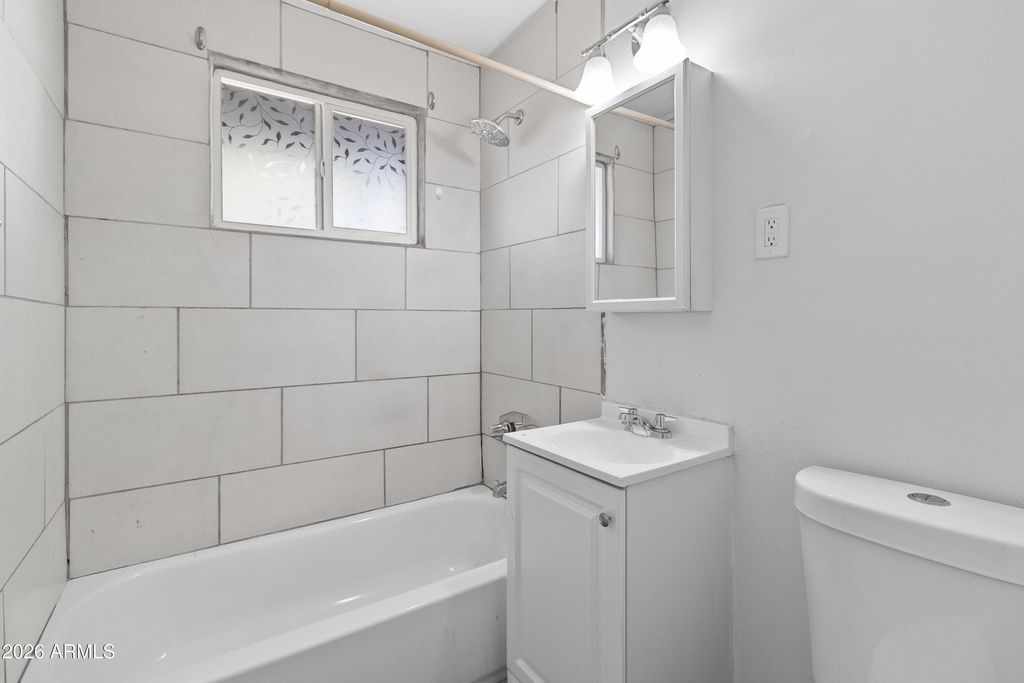 Image 12 of property listing at 1638 W DESERT COVE Avenue W b, Phoenix, AZ 85029